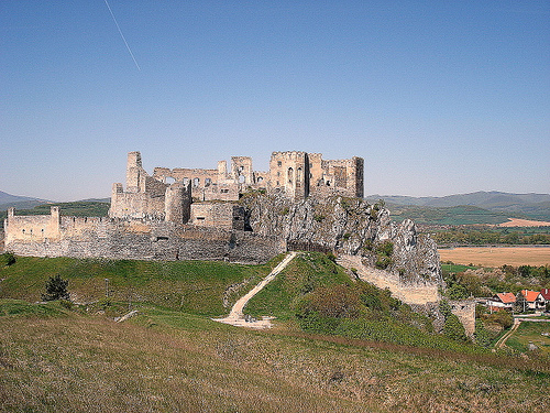 Beckov Castle (Beckovský hrad)